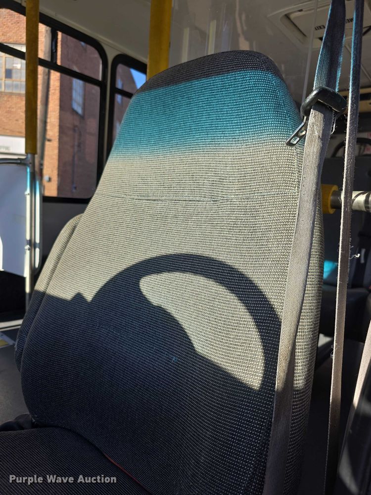 image for item FI0676 2008 El Dorado 200 Aerotech shuttle bus