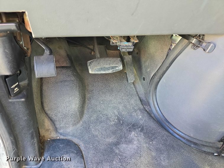 image for item FI0676 2008 El Dorado 200 Aerotech shuttle bus