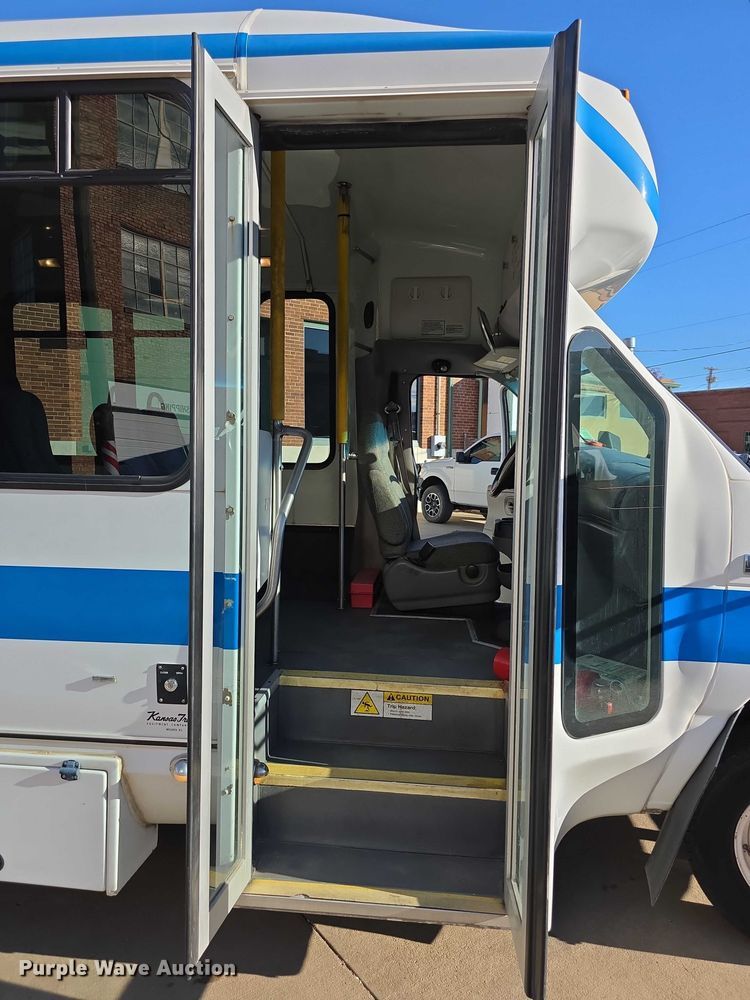 image for item FI0676 2008 El Dorado 200 Aerotech shuttle bus