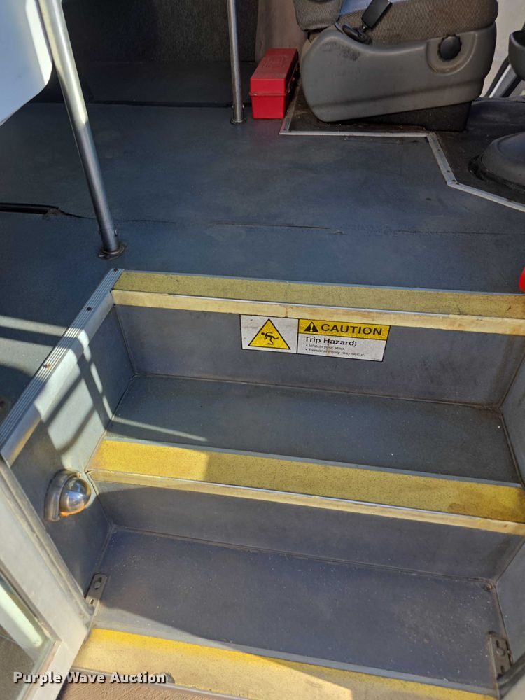 image for item FI0676 2008 El Dorado 200 Aerotech shuttle bus