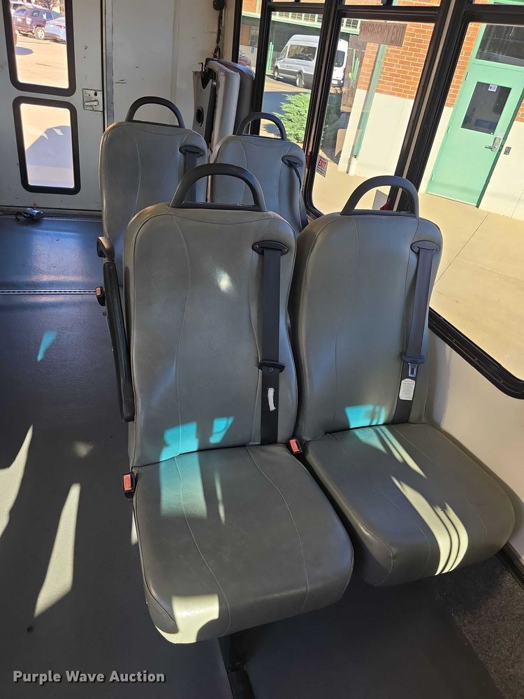 image for item FI0676 2008 El Dorado 200 Aerotech shuttle bus