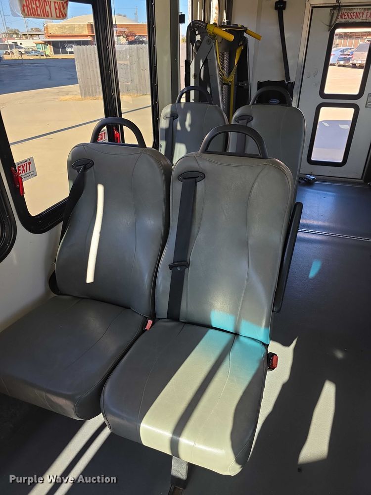 image for item FI0676 2008 El Dorado 200 Aerotech shuttle bus