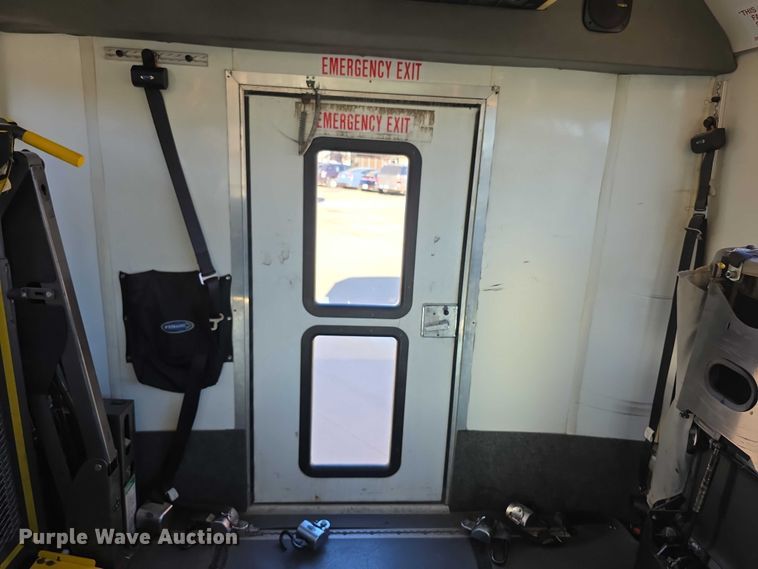 image for item FI0676 2008 El Dorado 200 Aerotech shuttle bus