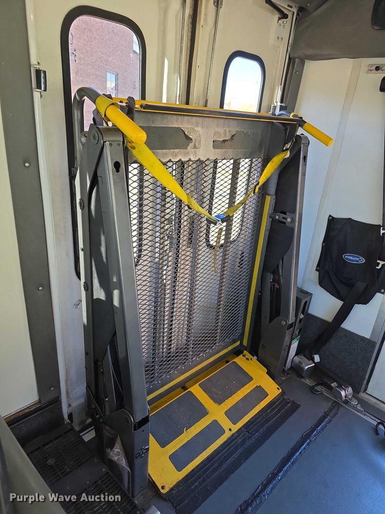 image for item FI0676 2008 El Dorado 200 Aerotech shuttle bus