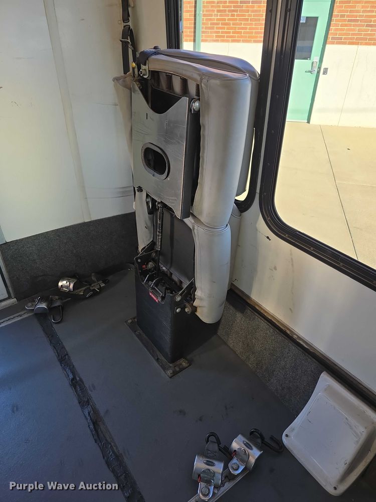 image for item FI0676 2008 El Dorado 200 Aerotech shuttle bus