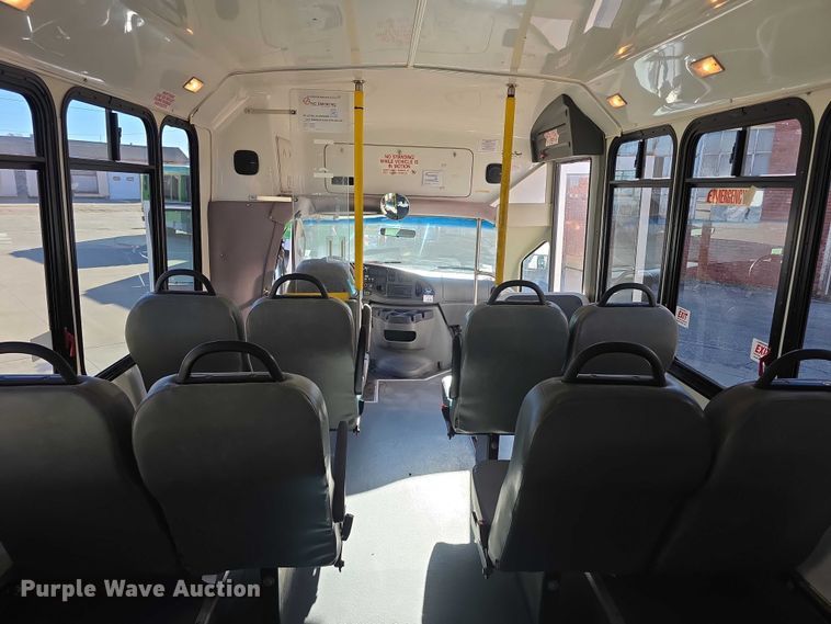 image for item FI0676 2008 El Dorado 200 Aerotech shuttle bus