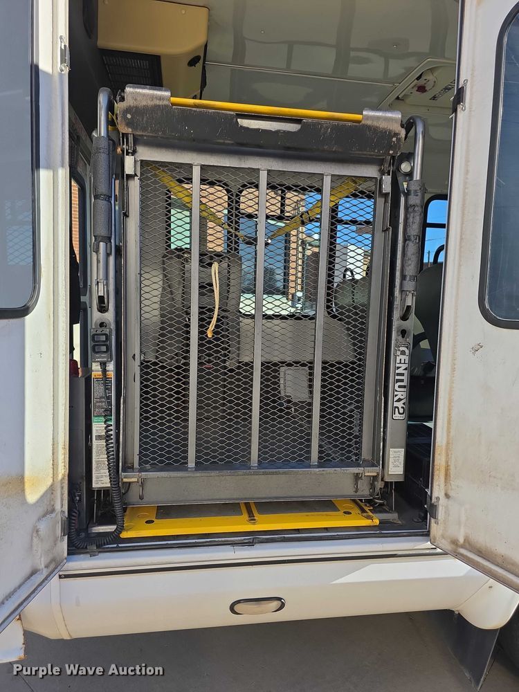 image for item FI0676 2008 El Dorado 200 Aerotech shuttle bus