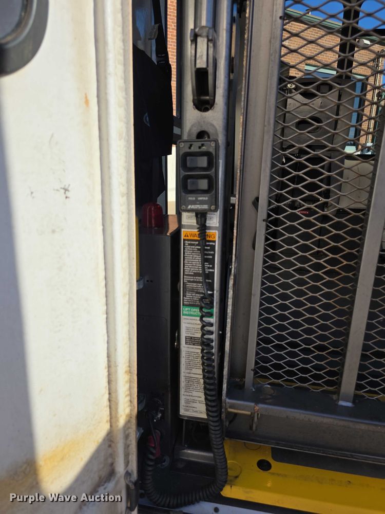 image for item FI0676 2008 El Dorado 200 Aerotech shuttle bus