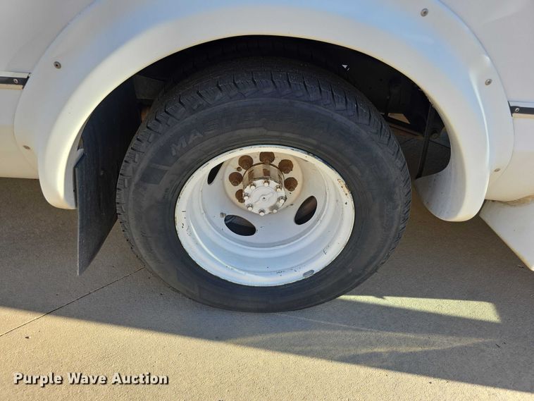 image for item FI0676 2008 El Dorado 200 Aerotech shuttle bus