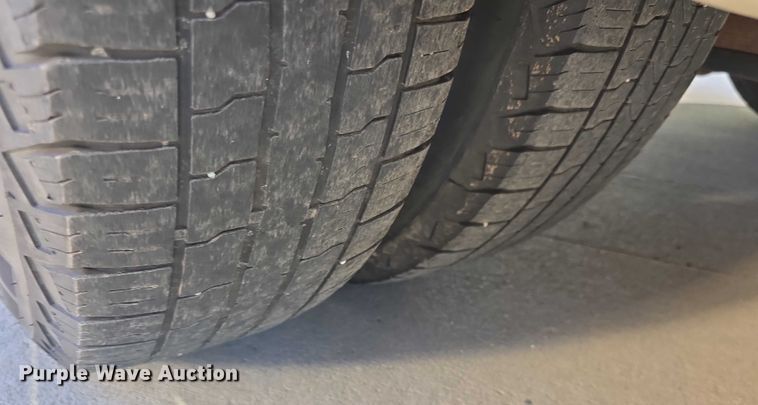 image for item FI0676 2008 El Dorado 200 Aerotech shuttle bus