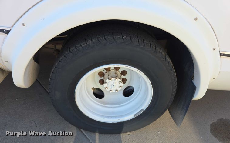 image for item FI0676 2008 El Dorado 200 Aerotech shuttle bus