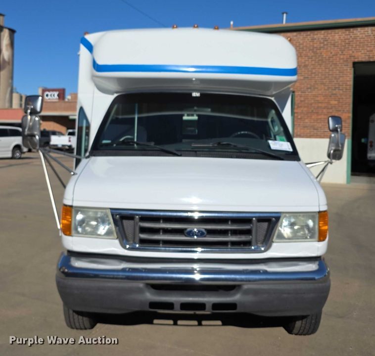 image for item FI0679 2006 El Dorado 200 Aerotech shuttle bus