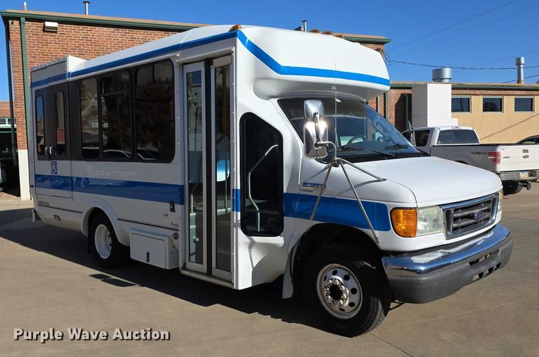 image for item FI0679 2006 El Dorado 200 Aerotech shuttle bus