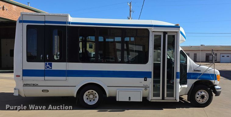image for item FI0679 2006 El Dorado 200 Aerotech shuttle bus