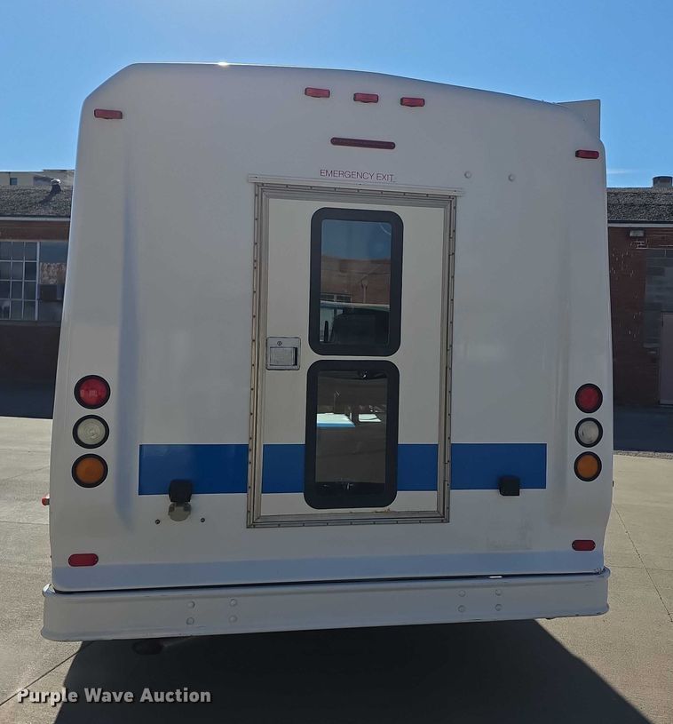 image for item FI0679 2006 El Dorado 200 Aerotech shuttle bus