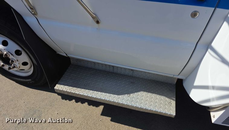 image for item FI0679 2006 El Dorado 200 Aerotech shuttle bus