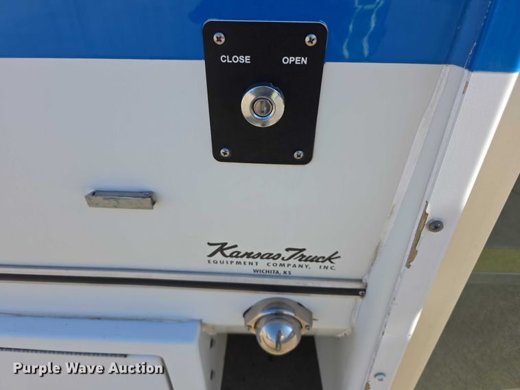 image for item FI0679 2006 El Dorado 200 Aerotech shuttle bus