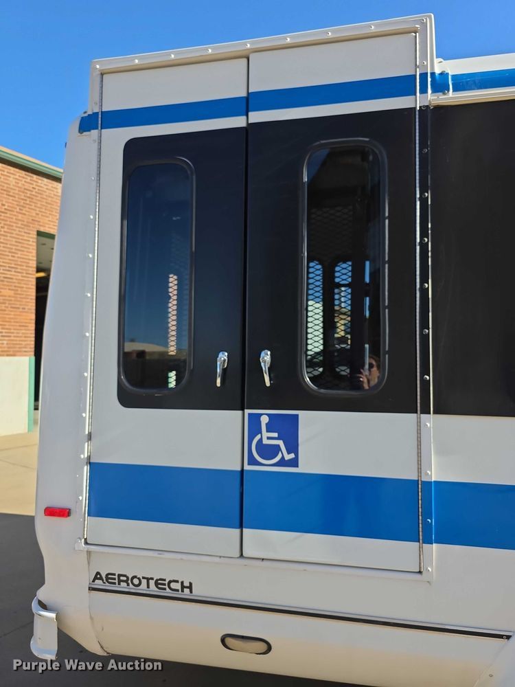 image for item FI0679 2006 El Dorado 200 Aerotech shuttle bus