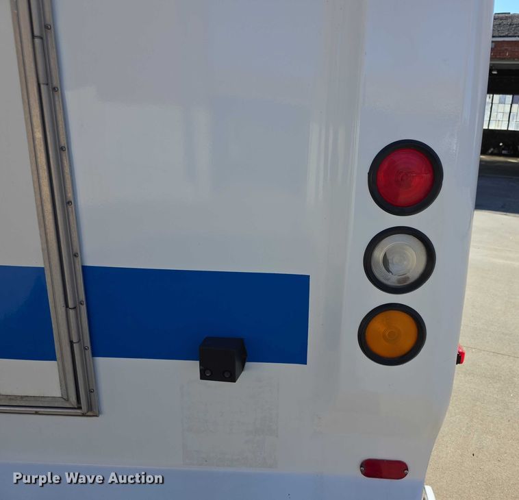 image for item FI0679 2006 El Dorado 200 Aerotech shuttle bus