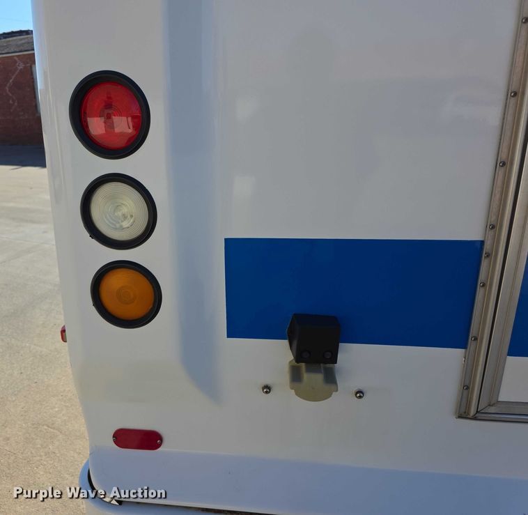 image for item FI0679 2006 El Dorado 200 Aerotech shuttle bus