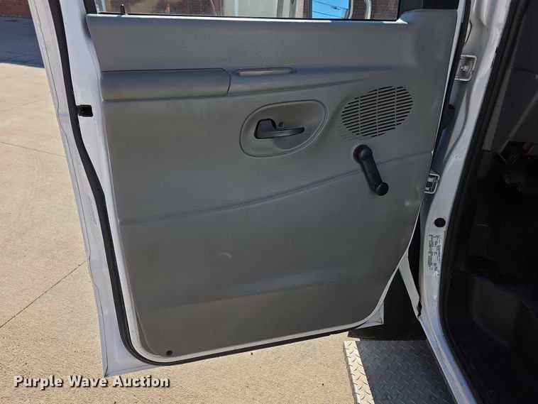 image for item FI0679 2006 El Dorado 200 Aerotech shuttle bus