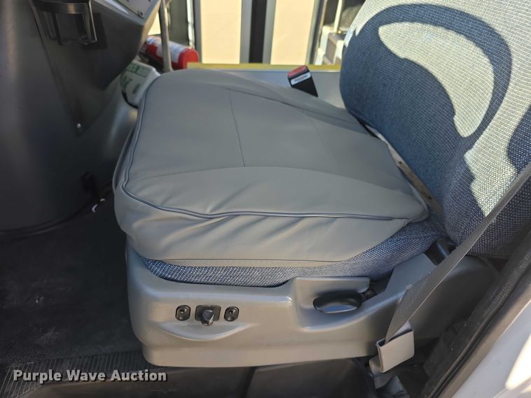 image for item FI0679 2006 El Dorado 200 Aerotech shuttle bus