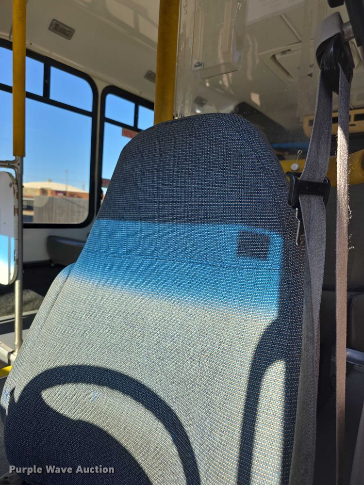 image for item FI0679 2006 El Dorado 200 Aerotech shuttle bus