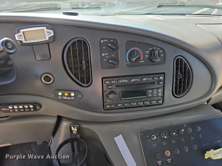 image for item FI0679 2006 El Dorado 200 Aerotech shuttle bus