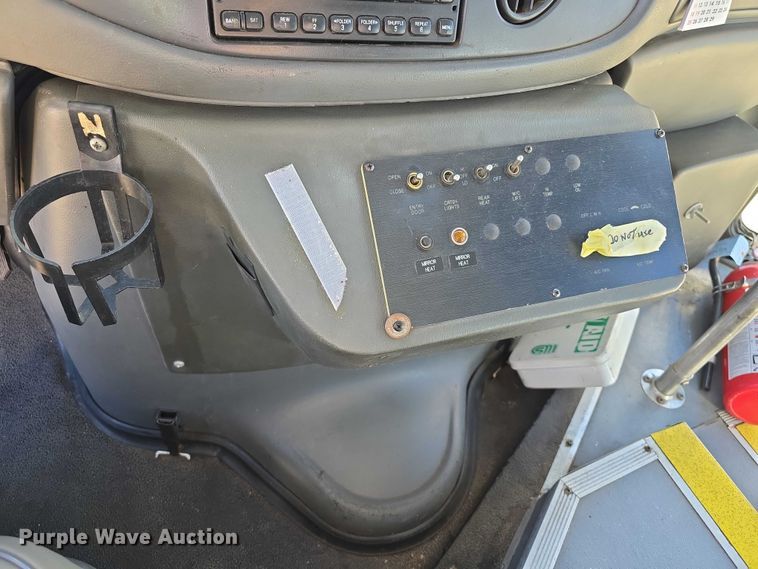 image for item FI0679 2006 El Dorado 200 Aerotech shuttle bus