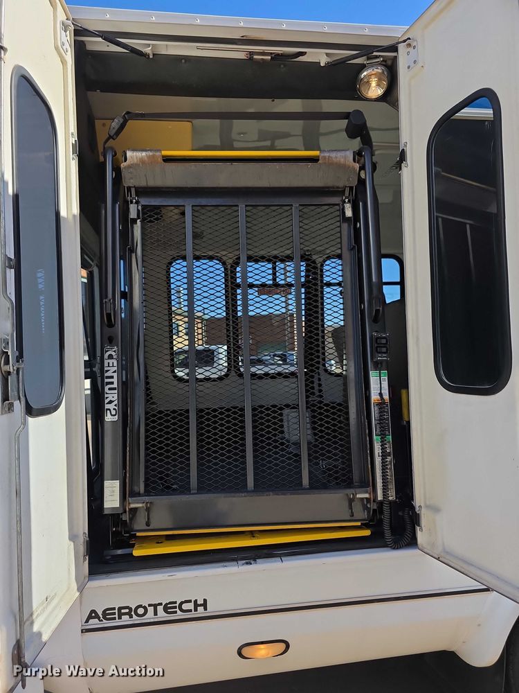 image for item FI0679 2006 El Dorado 200 Aerotech shuttle bus