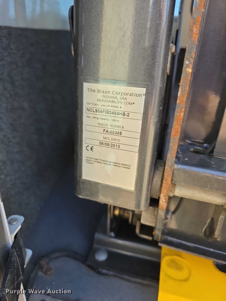 image for item FI0679 2006 El Dorado 200 Aerotech shuttle bus