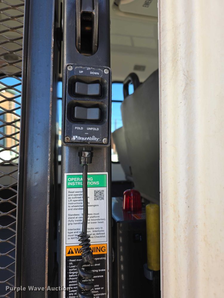 image for item FI0679 2006 El Dorado 200 Aerotech shuttle bus