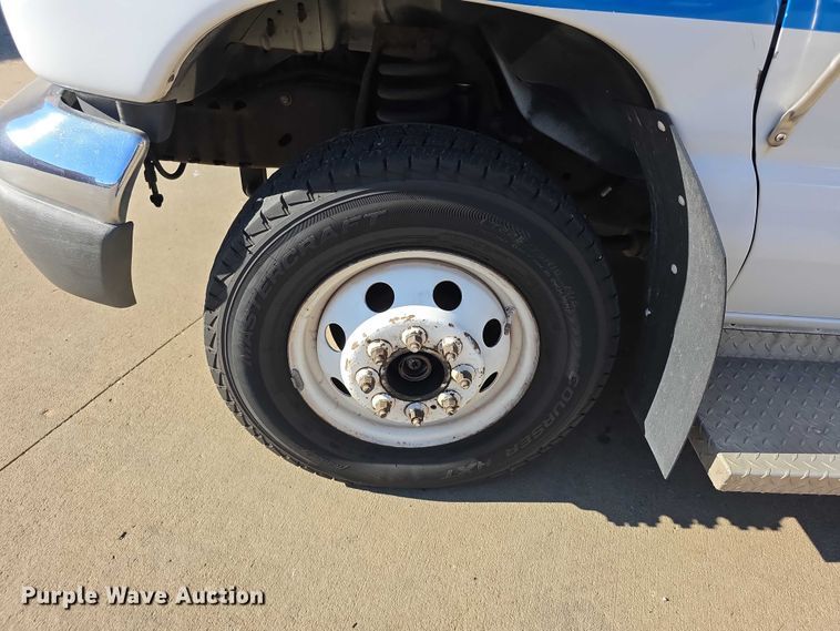 image for item FI0679 2006 El Dorado 200 Aerotech shuttle bus