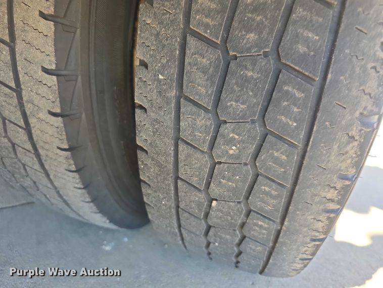 image for item FI0679 2006 El Dorado 200 Aerotech shuttle bus