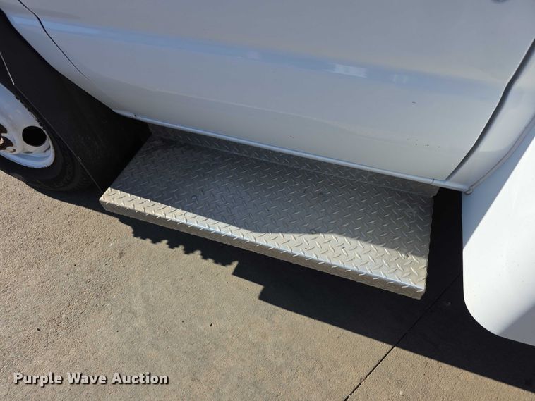 image for item FI0680 2014 Ford E450 Super Duty shuttle bus