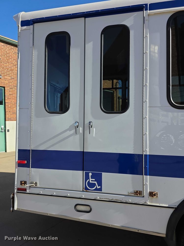 image for item FI0680 2014 Ford E450 Super Duty shuttle bus