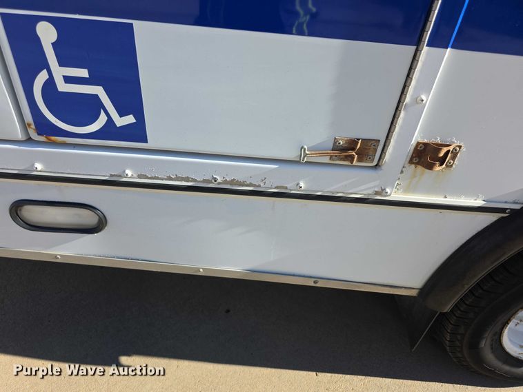 image for item FI0680 2014 Ford E450 Super Duty shuttle bus