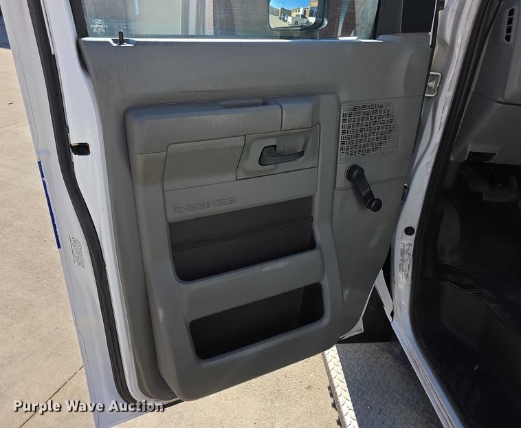 image for item FI0680 2014 Ford E450 Super Duty shuttle bus