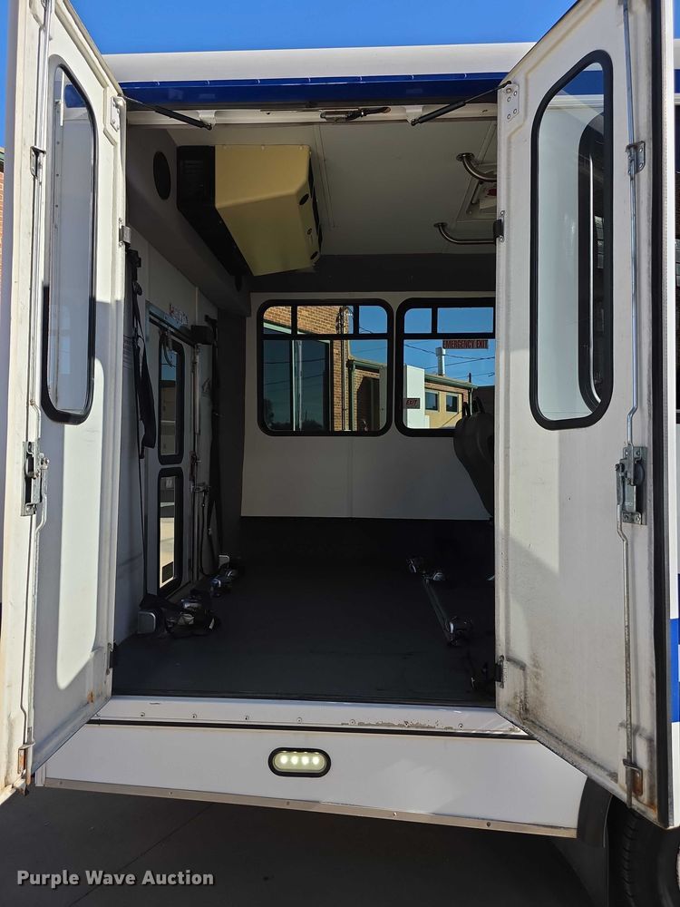 image for item FI0680 2014 Ford E450 Super Duty shuttle bus