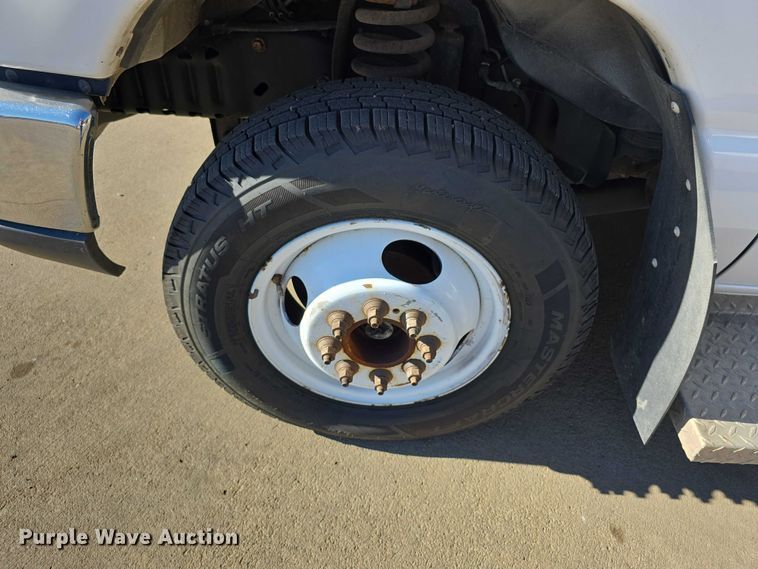 image for item FI0680 2014 Ford E450 Super Duty shuttle bus