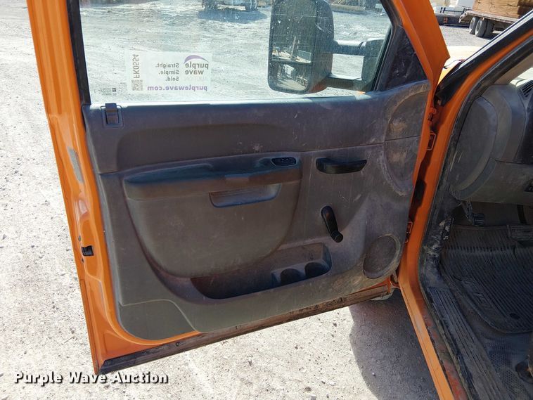 image for item FK0554 2011 GMC  Sierra 3500HD utility bed pickup truck