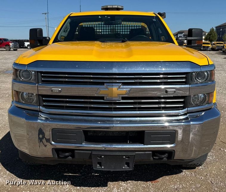 image for item GH9351 2018 Chevrolet Silverado 3500HD utility bed pickup truck