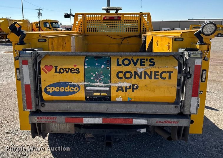 image for item GH9351 2018 Chevrolet Silverado 3500HD utility bed pickup truck