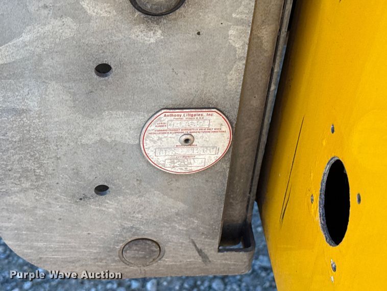 image for item GH9351 2018 Chevrolet Silverado 3500HD utility bed pickup truck