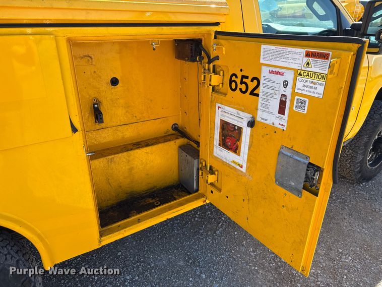 image for item GH9351 2018 Chevrolet Silverado 3500HD utility bed pickup truck