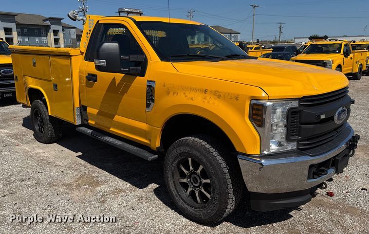 image for item GH9352 2018 Ford F350 Super Duty XL utility bed pickup truck