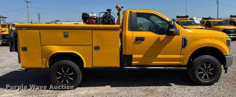 image for item GH9352 2018 Ford F350 Super Duty XL utility bed pickup truck