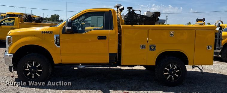 image for item GH9352 2018 Ford F350 Super Duty XL utility bed pickup truck