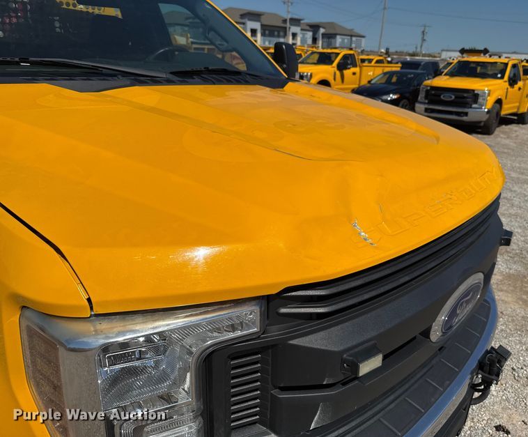 image for item GH9352 2018 Ford F350 Super Duty XL utility bed pickup truck