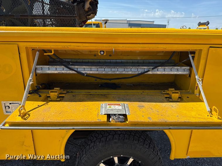 image for item GH9352 2018 Ford F350 Super Duty XL utility bed pickup truck